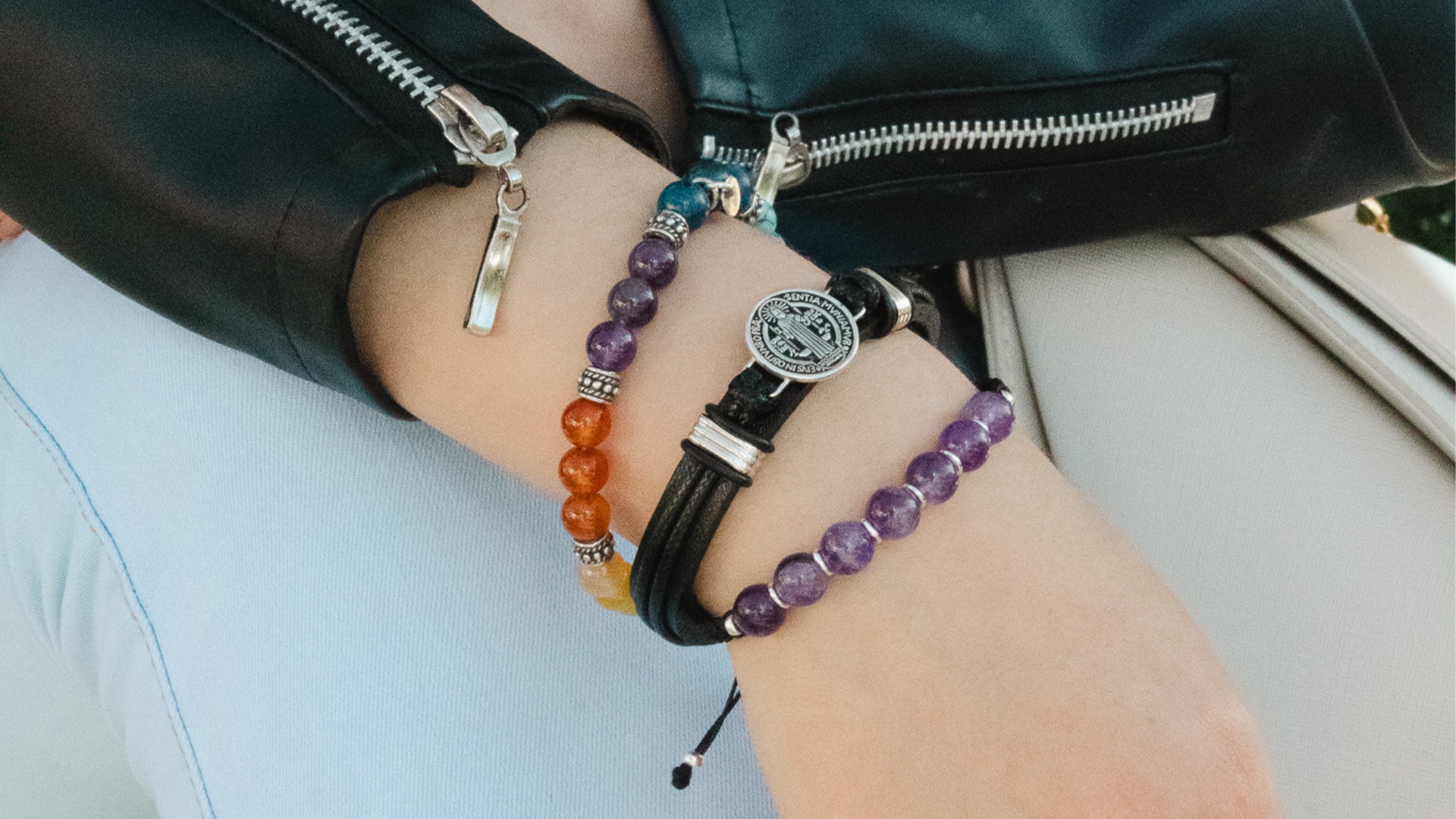 Modelo luciendo aretes, collares y pulseras doradas
