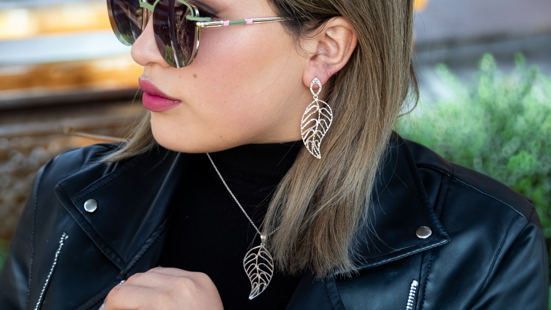 Modelo luciendo anillos y pulseras con esmeraldas