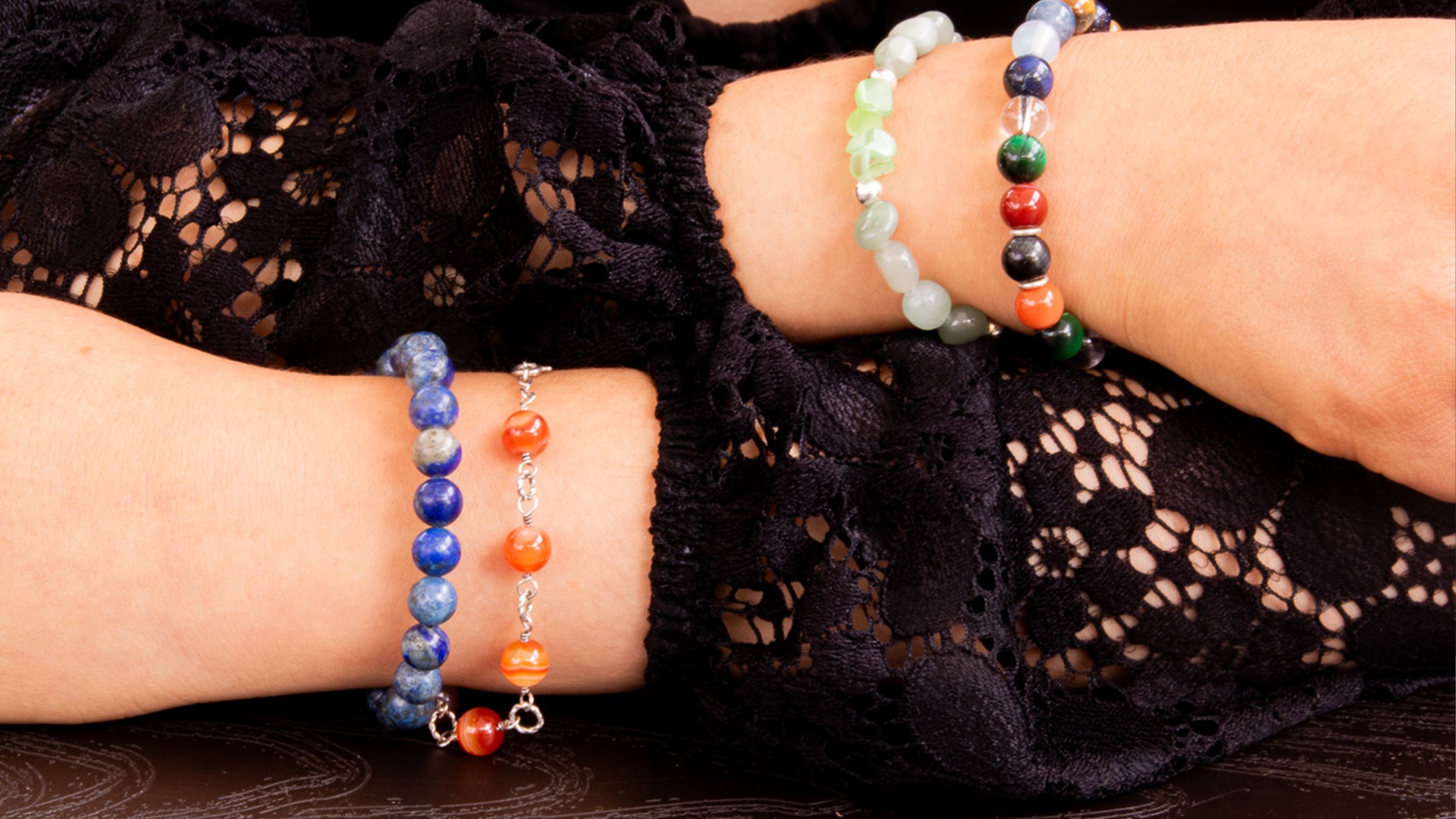 Modelo luciendo collar y anillos con dije de corazón